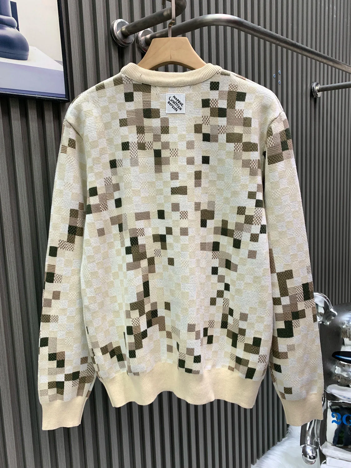 🅿️460 🀄️ Louis Vuitton Louis Vuitton 26 early spring new style LV Louis Vuitton camouflage checkerboard round neck pullover YB purchased the pattern. It is woven with 23 counts of combed cotton and 8 colors of yarn. The other 7 colors are custom dyed. The weaving piece is a 16-needle STOLL imported machine. The weaving time is 370 minutes/piece. 16-needle finer yarn is woven in 8 colors at the same time. Adding a variety of tissue jacquards increases the difficulty of the loom. There are many holes to sew with 22 stitches on the sewing plate. The embroidery requires secondary clamping. The collar, shirt legs and cuffs all need to be picked. The overall workmanship is very complicated. The embroidery is added with heat-capacitating glue and needs to be hot-glued to ensure quality. The checkerboard pattern needs to be positioned so the speed is slow. Each process of the whole garment is slow and time-consuming. Customized three-standard accessories are developed based on the original version. Same style for men and women. It is recommended to dry clean or machine wash the reverse side in cold water.